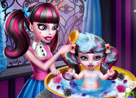 Гра Монстр Хай: Дракулаура купає доньку